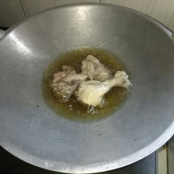 Siapkan pan dan panaskan minyak sampai benar - benar panas. Goreng ayam pop selama 1-2 menit, angkat dan tiriskan.