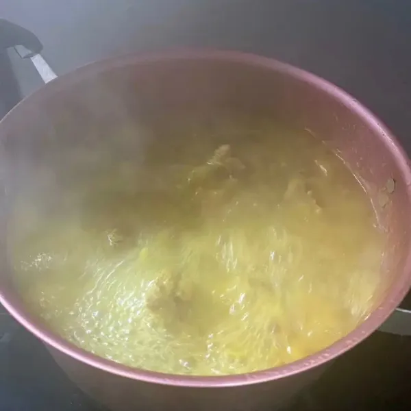 Masukkan bumbu halus tadi ke panci berisi daging, masukkan penyedap rasa, garam, dan pala bubuk. Lalu aduk merata.