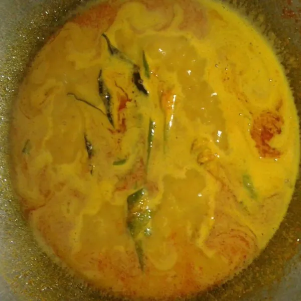 Tuang santan encer, didihkan.