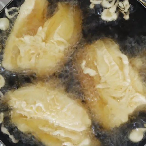 Goreng pisang ke dalam minyak yang sudah panas, goreng sambil sesekali dibalik hingga berwarna kecoklatan