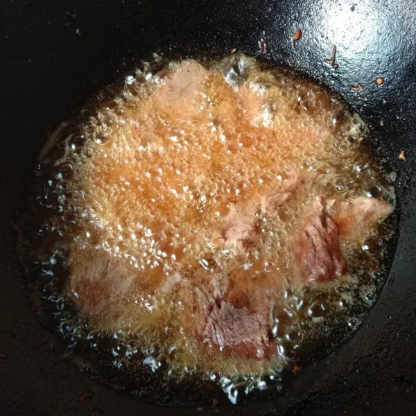 goreng daging sebentar saja kira2 2 menit. angkat. tiriskan