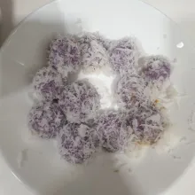 Gulingkan klepon ke dalam kelapa parut