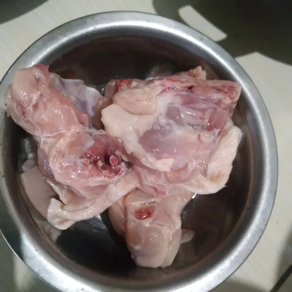 Cuci bersih ayam kemudian beri perasan jeruk nipis. Diamkan selama 10 menit. Cuci bersih kembali.