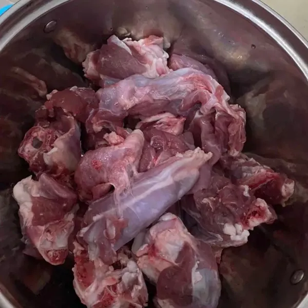 Siapkan daging lalu cuci bersih.