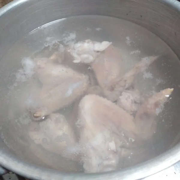 cuci bersih ayam, rebus 10 menit angkat dan tiriskan.