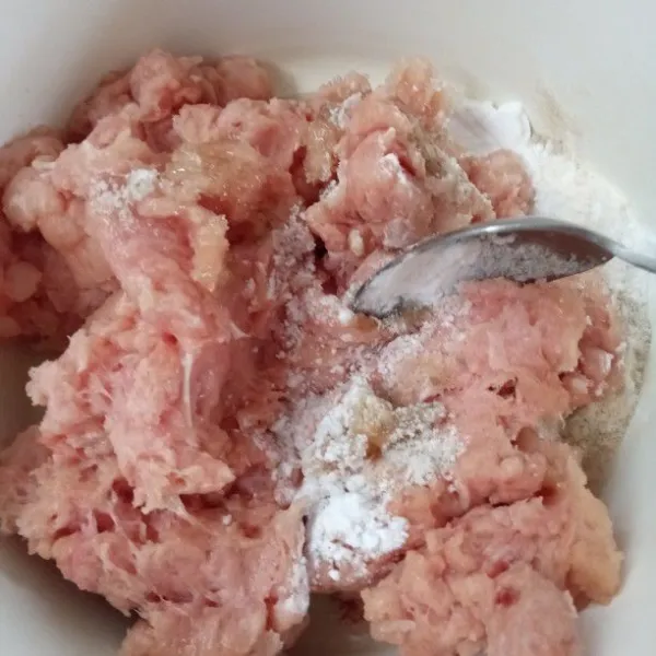 Dalam wadah. campur semua bahan, aduk rata