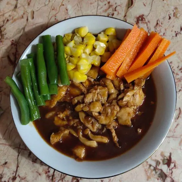 Tata ayam dan sayuran yang sudah matang. Bistik Ayam Oriental siap disajikan