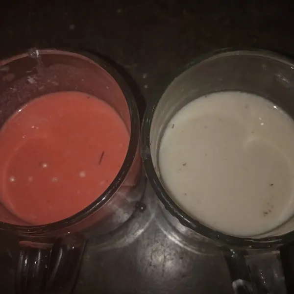 Masukan pewarna pada 1wadah adonan aduk rata.