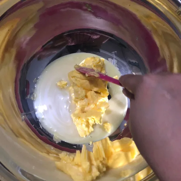 Campur margarin dan susu kental manis hingga tercampur rata.