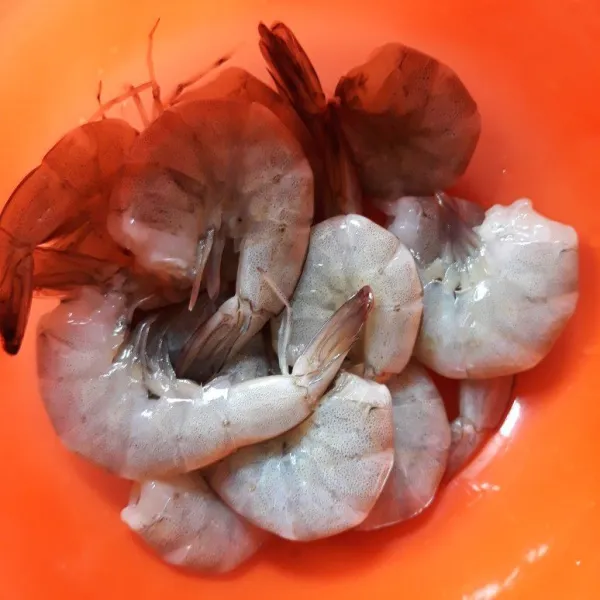 Cuci bersih udang dan beri perasan jeruk nipis serta garam.