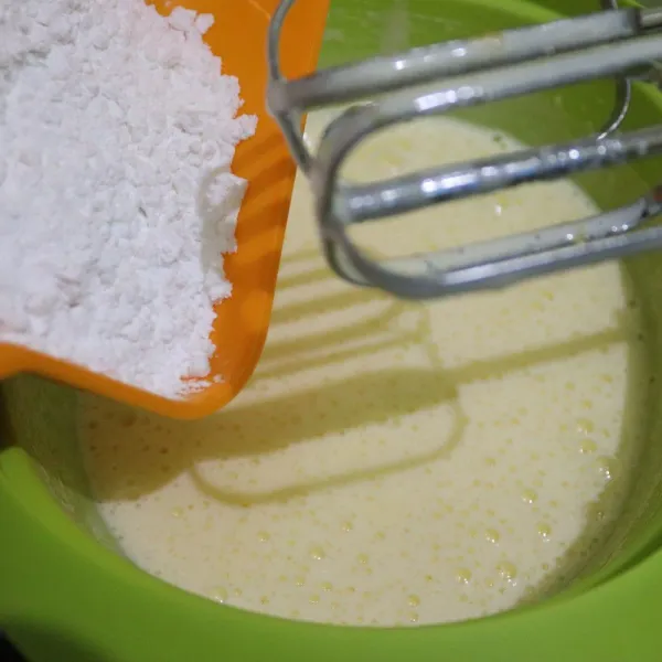Mixer gula dan telur hingga larut, beri tepung sagu
