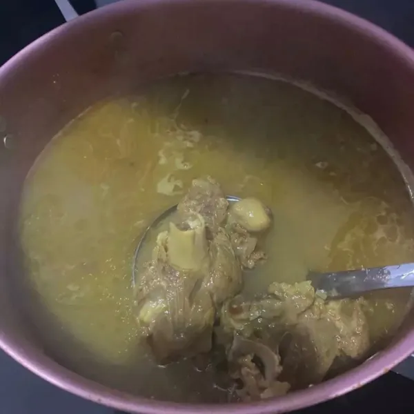 Aduk merata, tunggu hingga matang dan air berkurang.