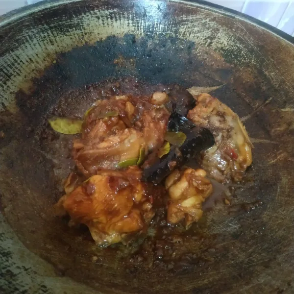 Masak sampai bumbu meresap dan air habis.