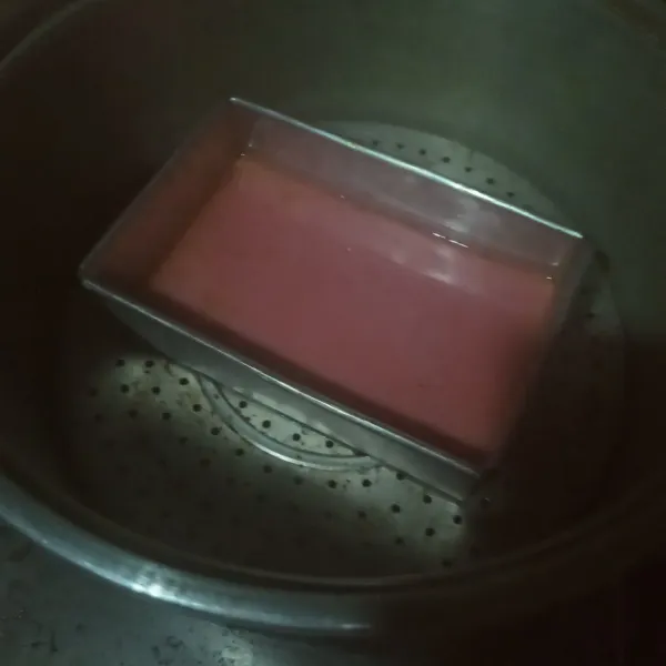 Masukan adonan warna merah masak sampai matang lakukan sampai adonan habis dan berlapis masak sampai matang angkat dan sajikan setelah dingin.