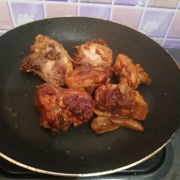 Panggang di teflon sampai ayam berubah warna. Siap disajikan.