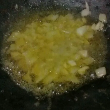 Lelehkan margarin, lalu tumis bawang bombay dan bawang putih hingga harum.