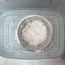 Campurkan kelapa parut dan garam halus. Aduk rata, kemudian kukus selama 15 menit, angkat dan sisihkan