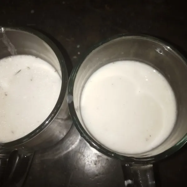 Siapkan 2 wadah lalu bagi adonan menjadi 2.