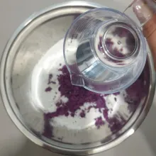Campurkan tepung ketan, garam halus, ubi ungu yang sudah dihaluskan, lalu tuangkan air hangat