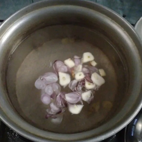 Didihkan air, tambahkan kunci, bawang merah, dan bawang putih.