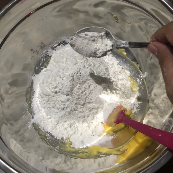 Setelah tercampur rata, masukkan tepung maizena dan aduk kembali hingga merata dan adonan dapat dibentuk.
