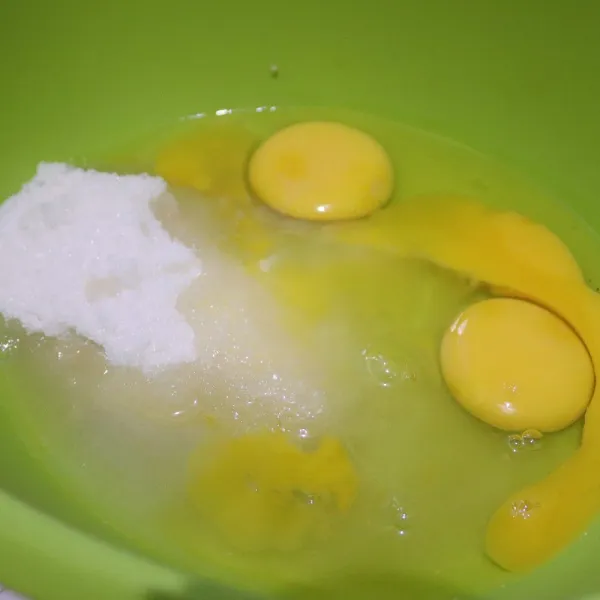 Siapkan telur dan gula dalam wadah