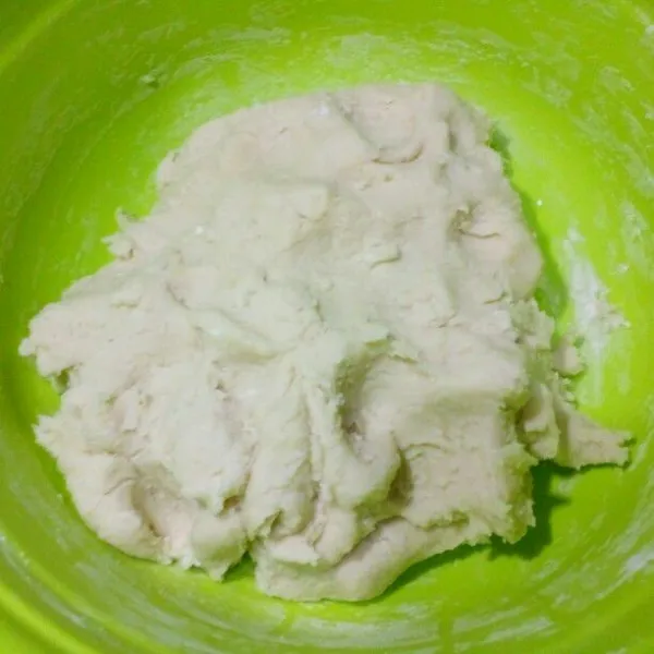Masukkan tepung sagu/tapioka sedikit demi sedikit sambil diuleni ringan saja sampai tercampur rata. Koreksi rasa.