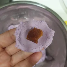 Ambil secukupnya adonan, Isi dengan gula merah dan bentuk bulat-bulat.