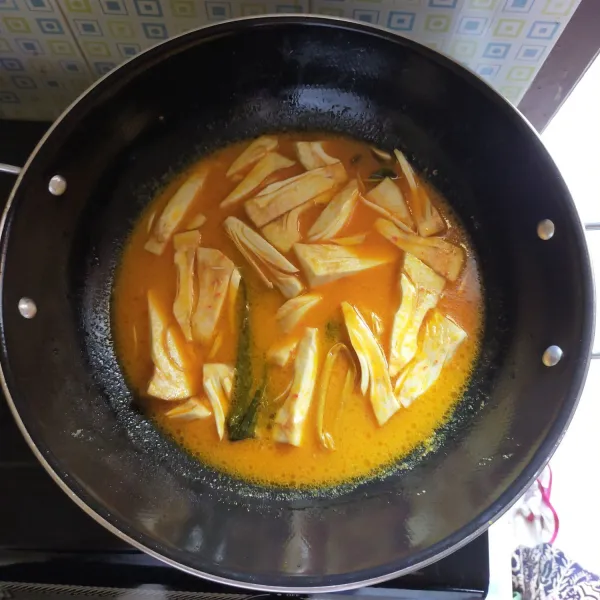 Tambahkan air, masak hingga empuk.