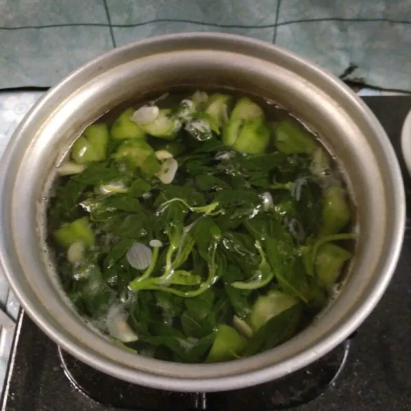 Masukkan bayam, tambahkan gula pasir dan garam. Aduk, masak sampai matang. Angkat.