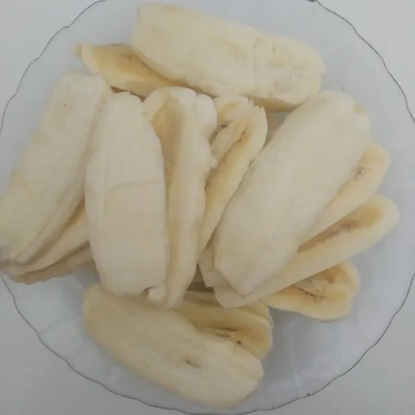 Kupas pisang kepok bentuk menjadi kipas
