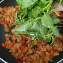Masukkan daun kemangi. Masak bentar, angkat.