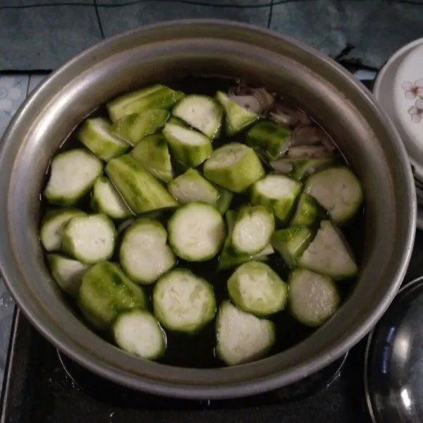 Masukkan gambas, masak sampai setengah matang.