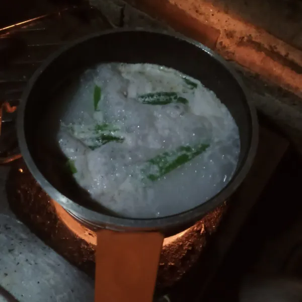 Siapkan pan masukan air Santan gula daun pandan garam dan vanili lalu masak sampai mendidih.