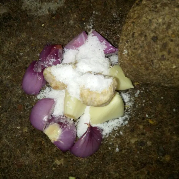Siapkan cobek, haluskan bawang merah, bawang putih, kemiri, dan garam. Haluskan sampai lembut.
