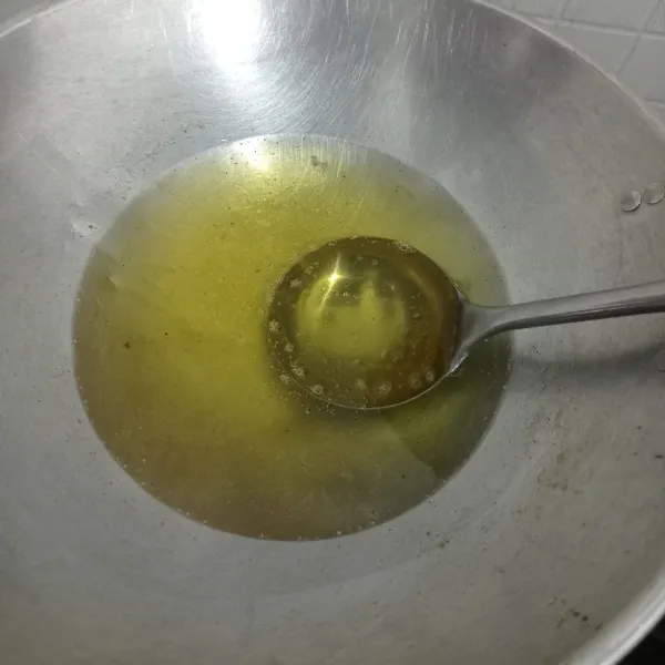 Panaskan minyak goreng, rendam centong yang untuk menggoreng agar tidak lengket.