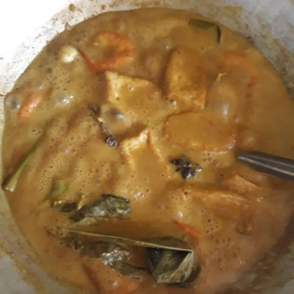 Masukkan tahu dan udang. Kecilkan api.