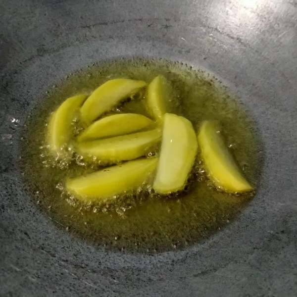 Panaskan minyak goreng. Goreng kentang hingga kuning keemasan dan empuk. Angkat