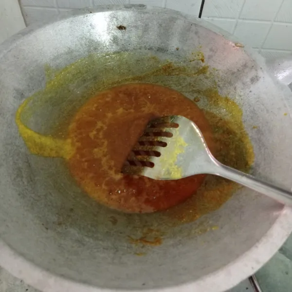 Tambahkan air, lalu masukkan kecap. Masak hingga mendidih.