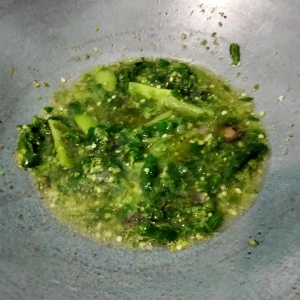 Masukkan cabai dan daun jeruk. Tumis hingga harum, cek rasa