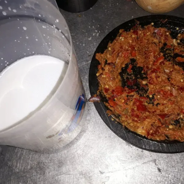 Haluskan bumbu dan siapkan santan
