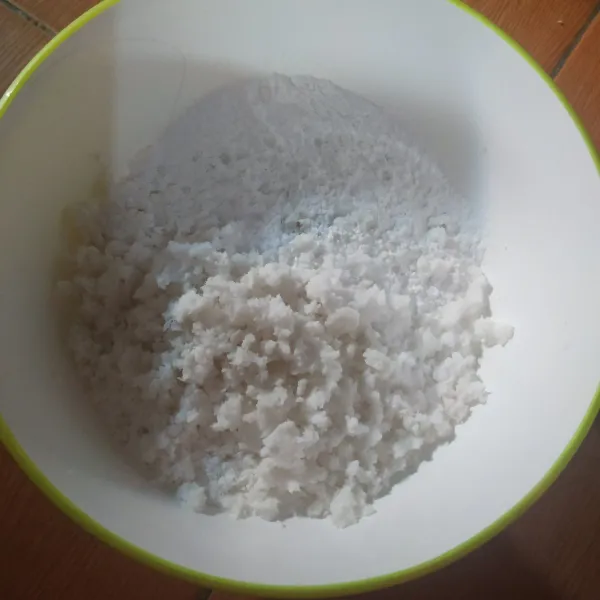 Campur rata tepung ketan,kelapa parut, dan garam