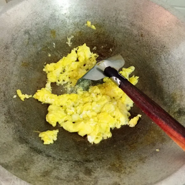 Goreng telur, orak-arik lalu sisihkan.