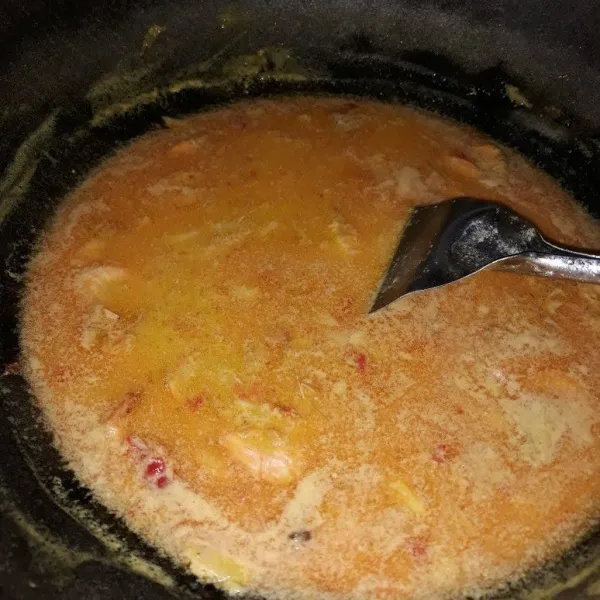 Terakhir masukkan santan, masak sampai mendidih, koreksi rasa dan siap disajikan.