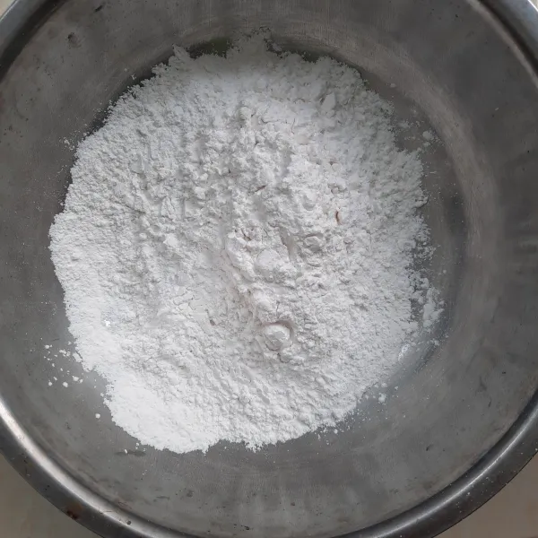 campur tepung ketan dan tapioka beserta garam. aduk rata.