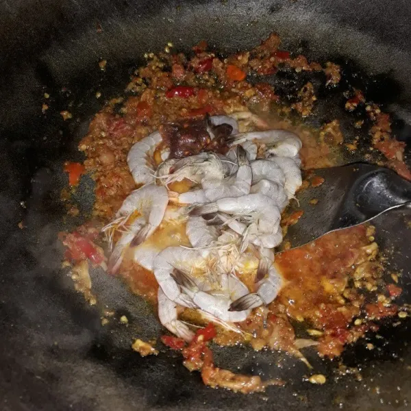 Kemudian masukkan udang dan masak sebentar