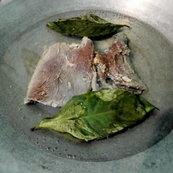 Setelah 20 menit rebus air sampai mendidih. Tambahkan daun salam lalu celupkan daging, rebus selama 30 menit agar dagingnya empuk (panci jangan lupa ditutup)