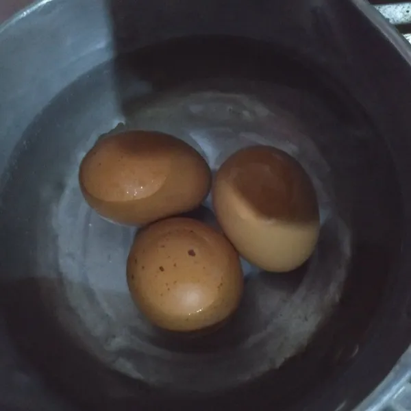 Rebus telur sampai matang,kupas,sisihkan dulu.