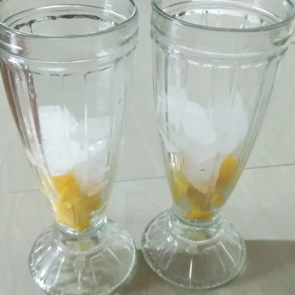 Masukkan es batu.