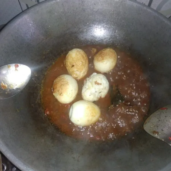 Masukkan telur yang telah digoreng tadi aduk pelan, masak sampai bumbu meresap dan sausnya mengental. Matikan api dan siap disajikan